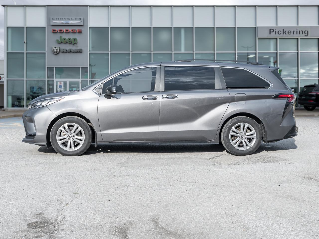 2022 Toyota Sienna XSE 7-Passenger AWD  NAVI  ROOF Photo