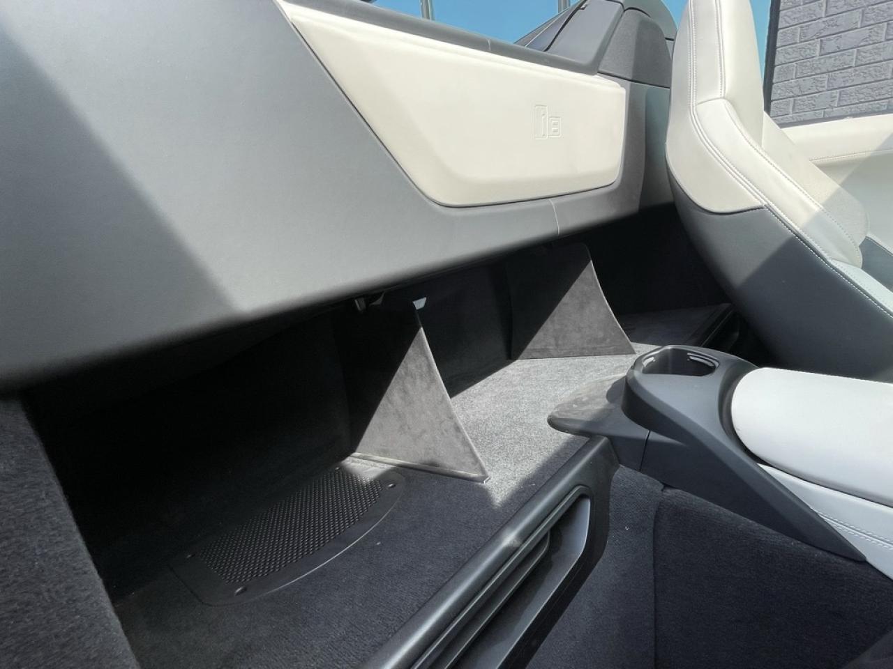 2019 BMW i8 ROADSTER ULTRA RARE, SUPER CLEAN! Brand new tires! Photo