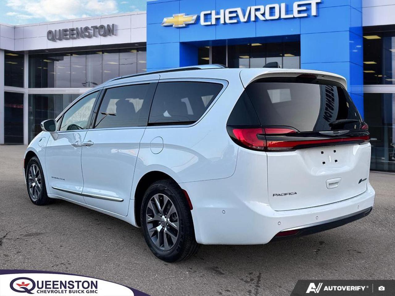 2024 Chrysler Pacifica Hybrid Pinnacle   HTD WHEEL   PANO ROOF   LEATHER Photo4