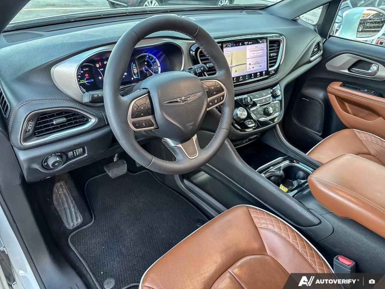 2024 Chrysler Pacifica Hybrid Pinnacle   HTD WHEEL   PANO ROOF   LEATHER Photo