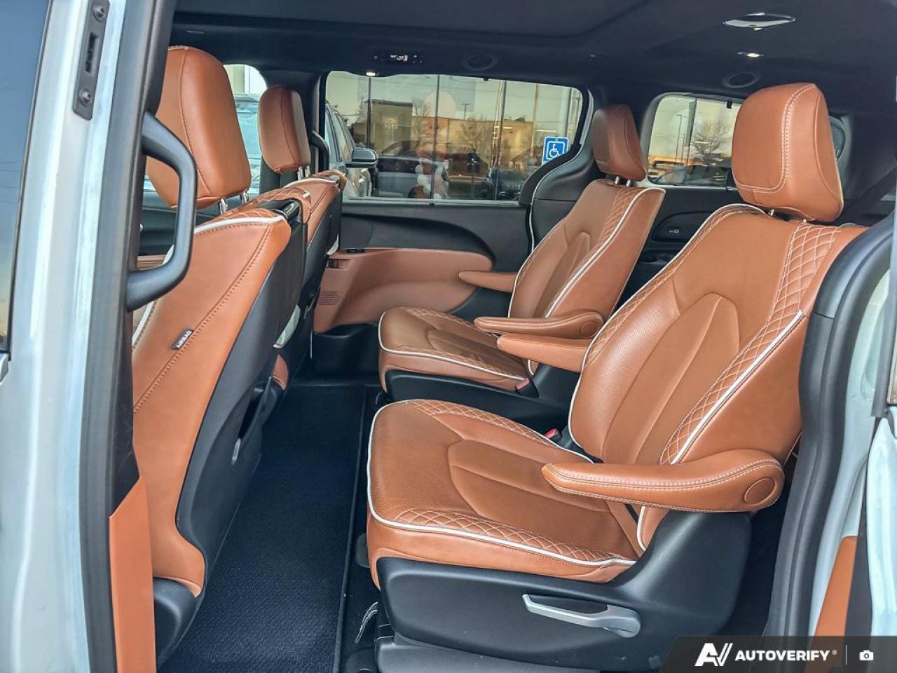 2024 Chrysler Pacifica Hybrid Pinnacle   HTD WHEEL   PANO ROOF   LEATHER Photo