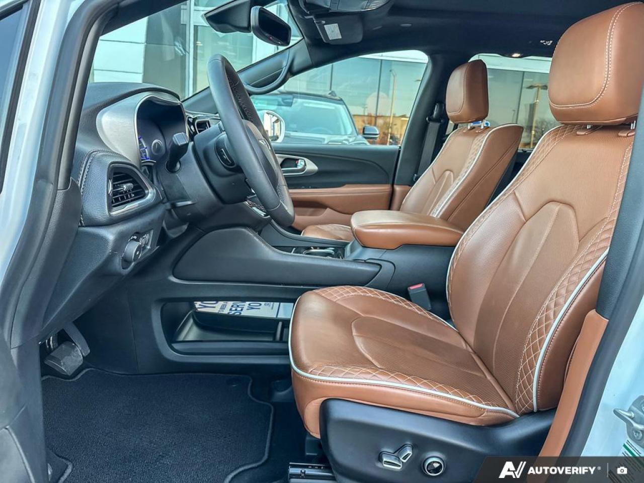 2024 Chrysler Pacifica Hybrid Pinnacle   HTD WHEEL   PANO ROOF   LEATHER Photo