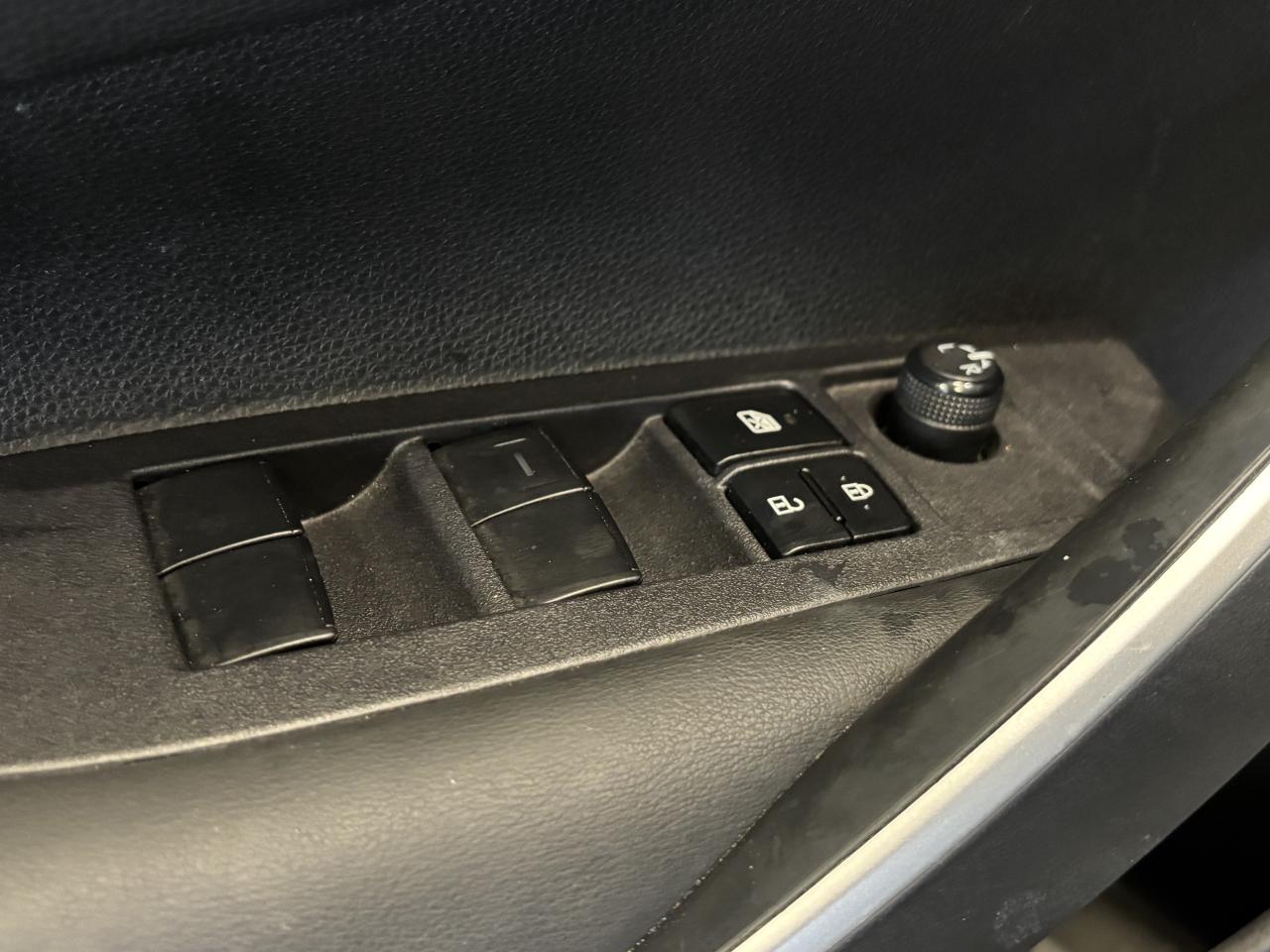 2024 Toyota Corolla SE   ONE OWNER   LOW KM   SUNROOF   APPLE CARPLAY! Photo