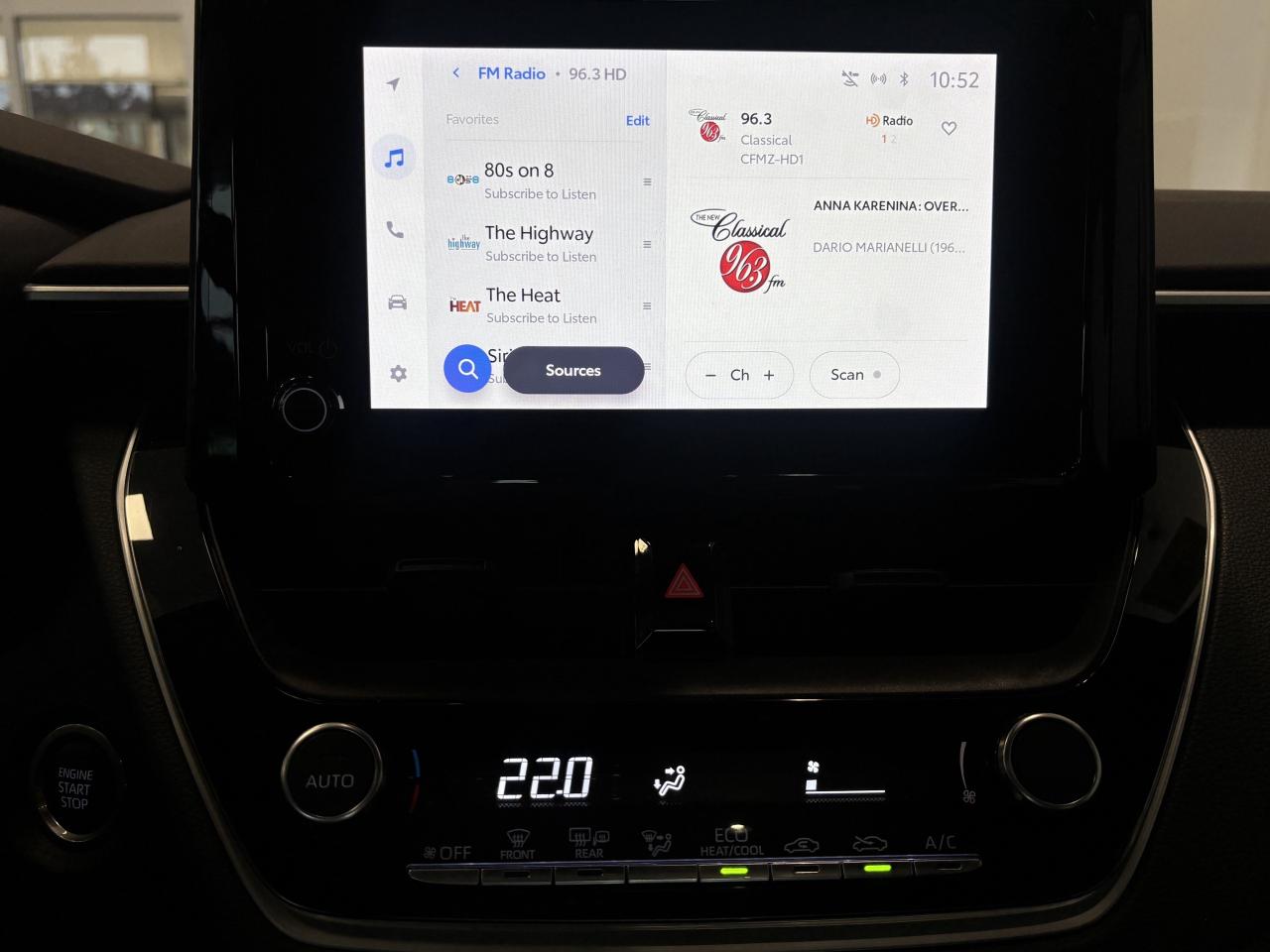 2024 Toyota Corolla SE   ONE OWNER   LOW KM   SUNROOF   APPLE CARPLAY! Photo