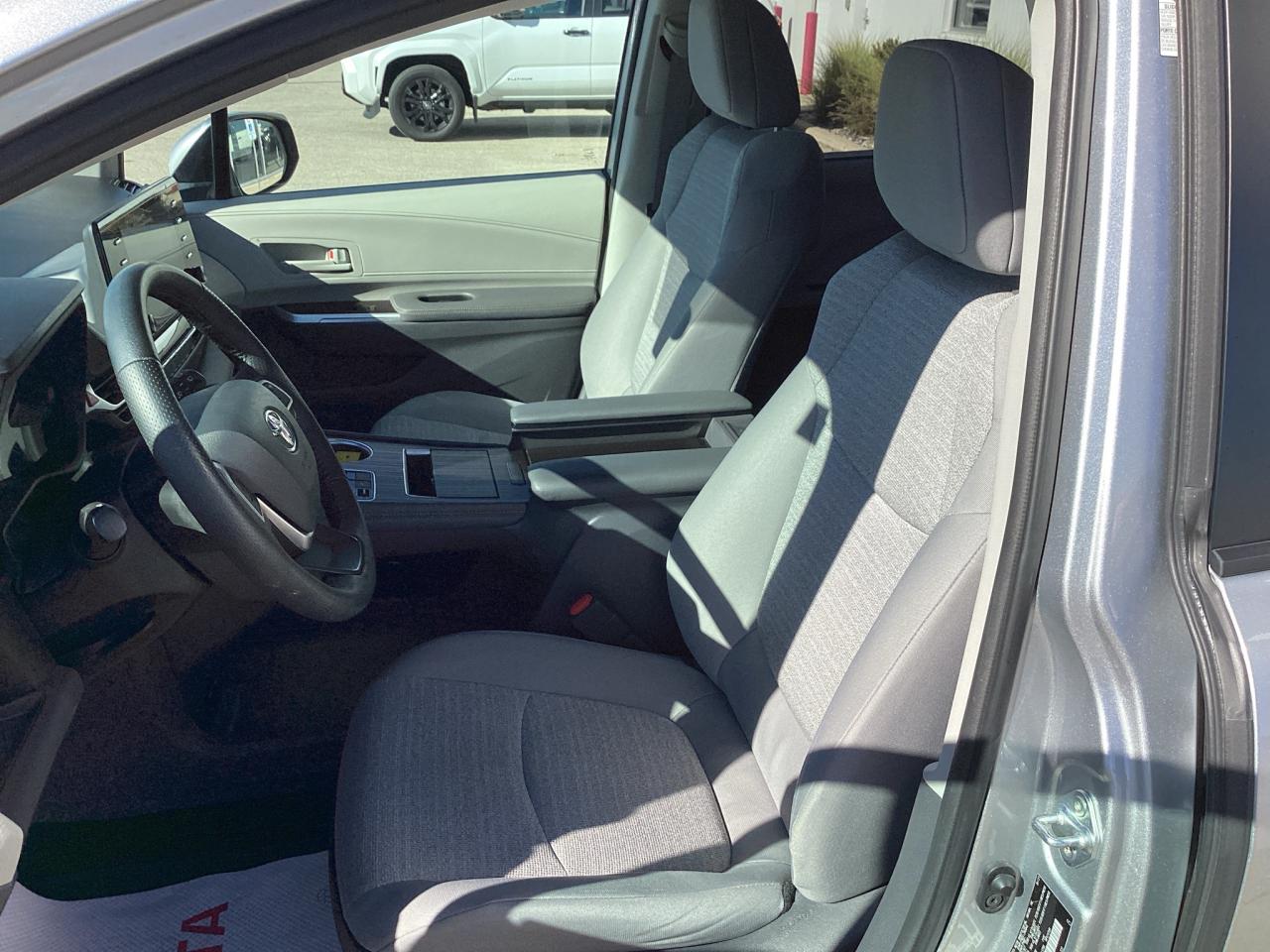 2021 Toyota Sienna LE 8-Passenger FWD Photo