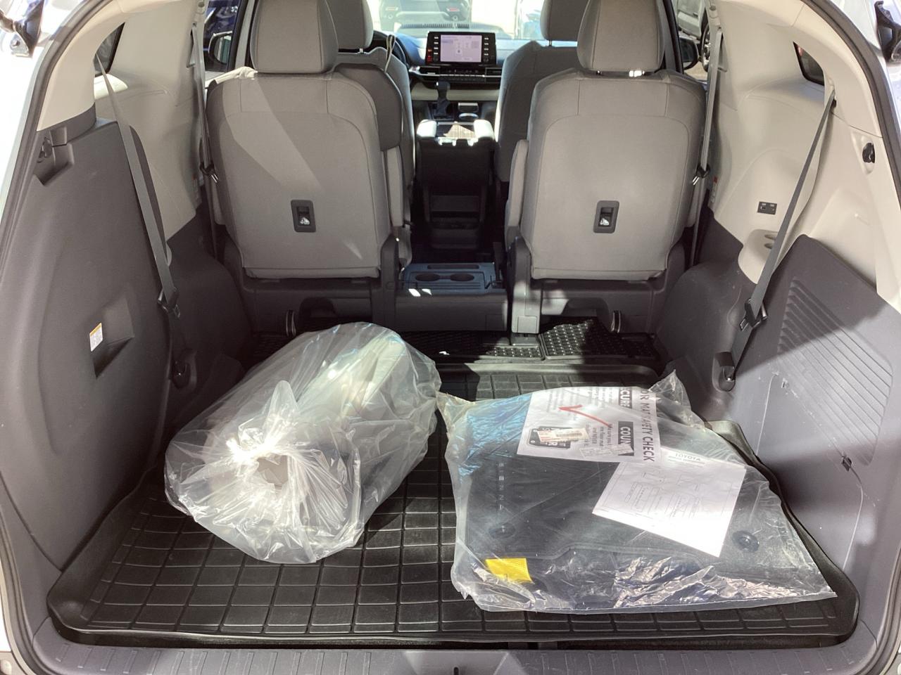 2021 Toyota Sienna LE 8-Passenger FWD Photo