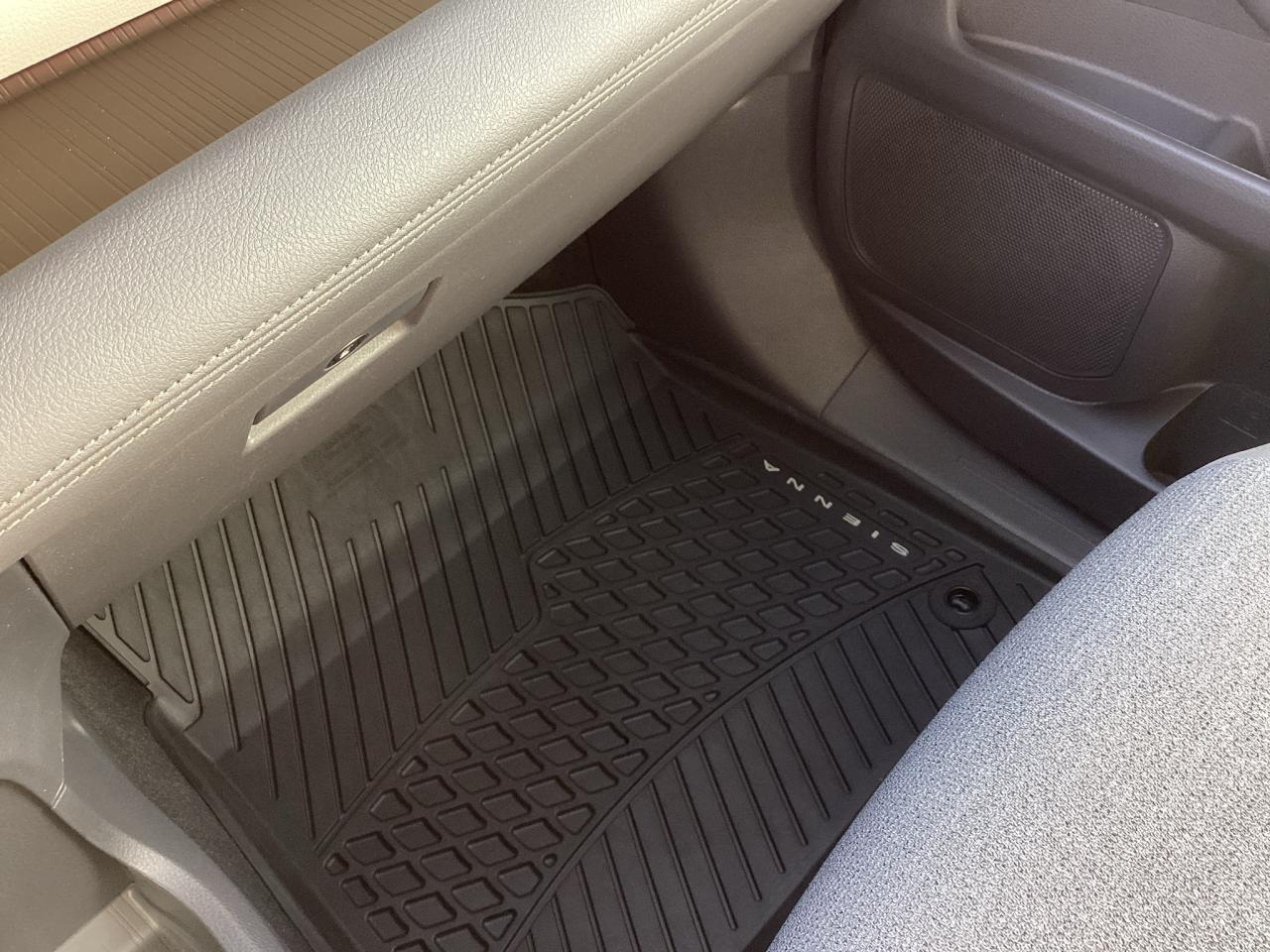 2021 Toyota Sienna LE 8-Passenger FWD Photo2