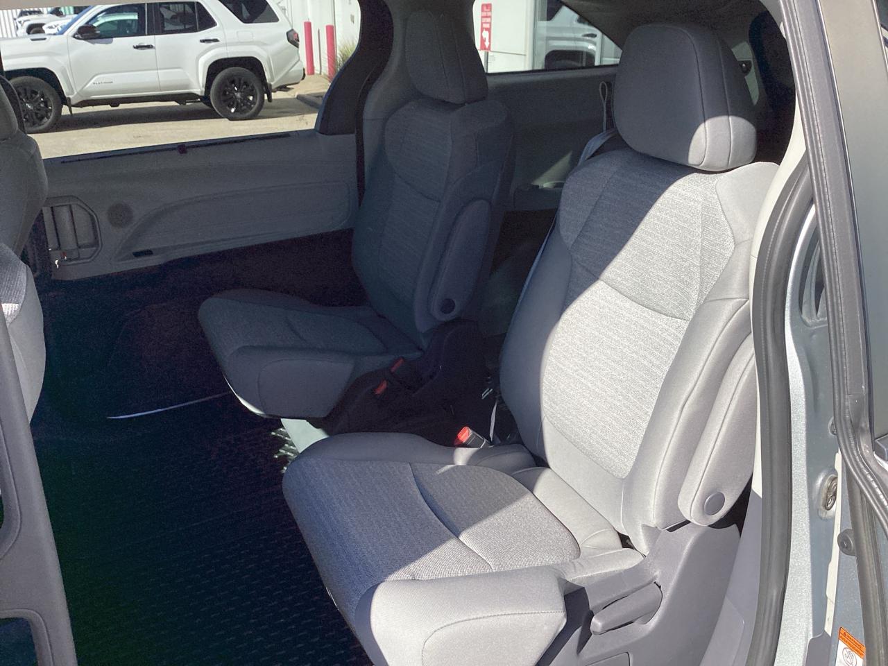 2021 Toyota Sienna LE 8-Passenger FWD Photo3