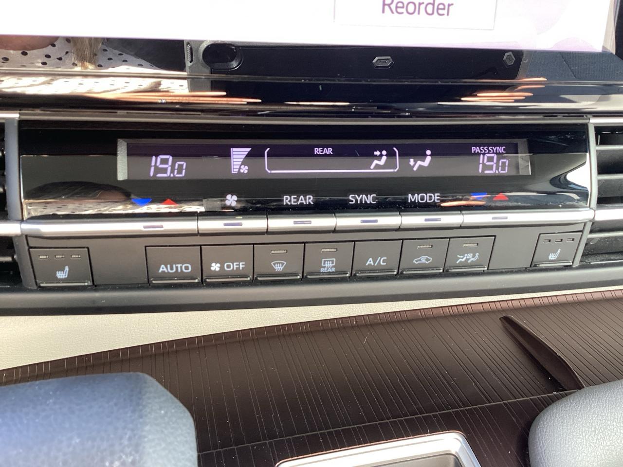 2021 Toyota Sienna LE 8-Passenger FWD Photo