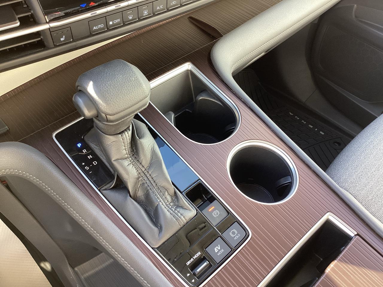 2021 Toyota Sienna LE 8-Passenger FWD Photo