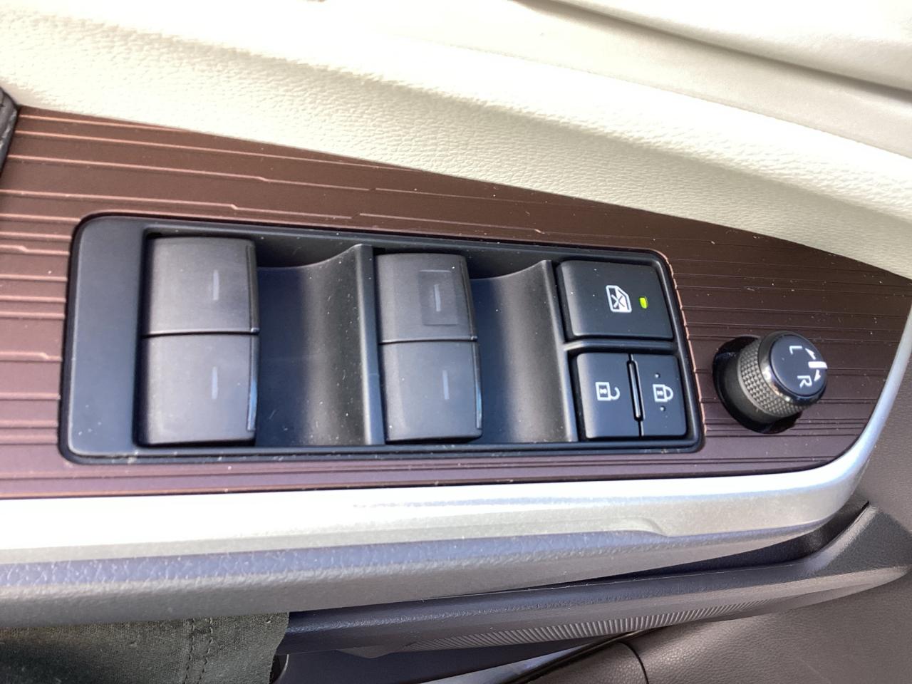 2021 Toyota Sienna LE 8-Passenger FWD Photo