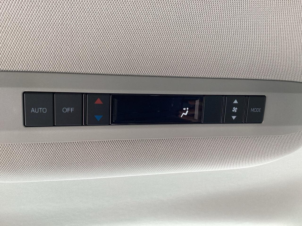 2021 Toyota Sienna LE 8-Passenger FWD Photo