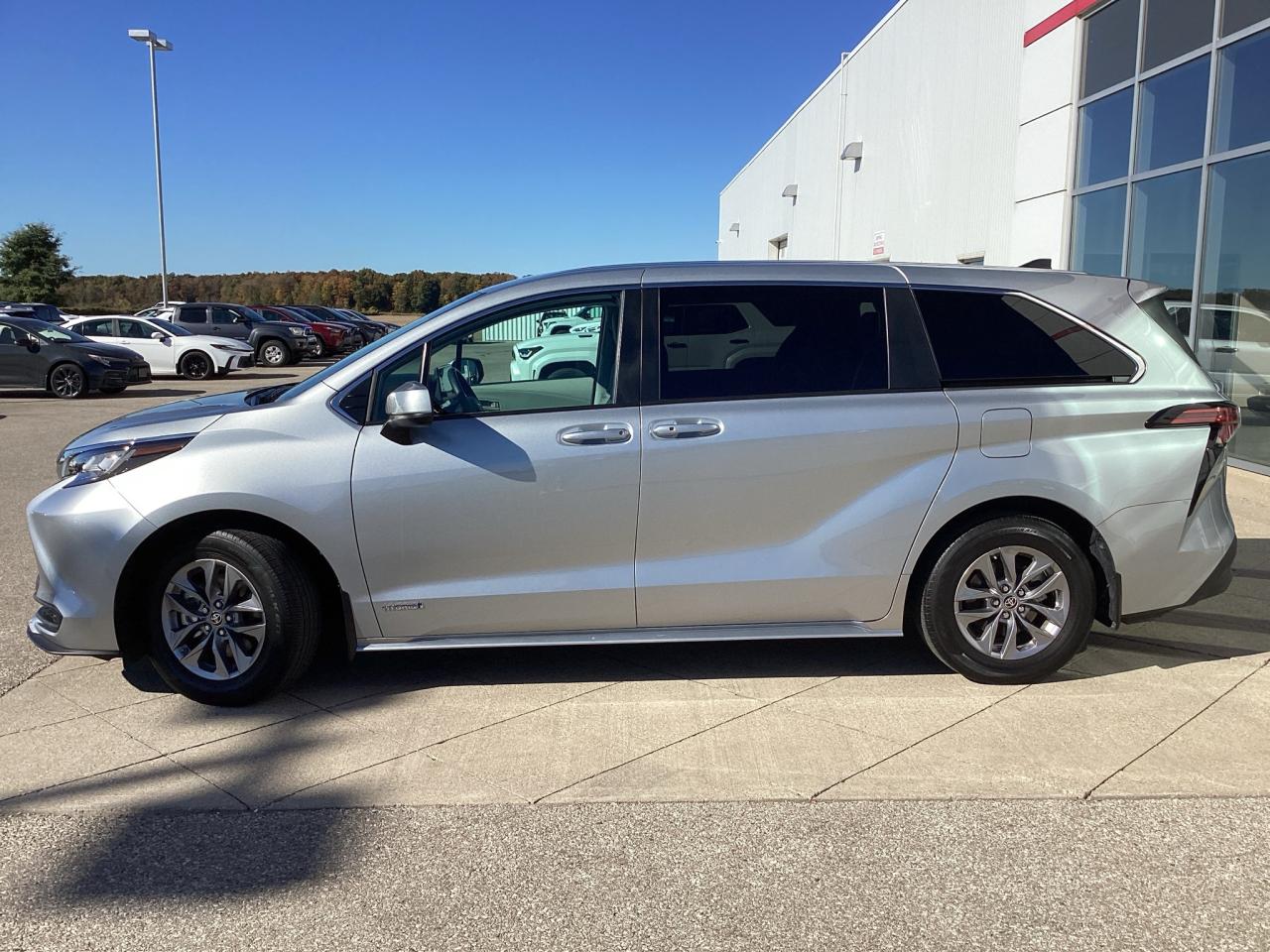 2021 Toyota Sienna LE 8-Passenger FWD Photo