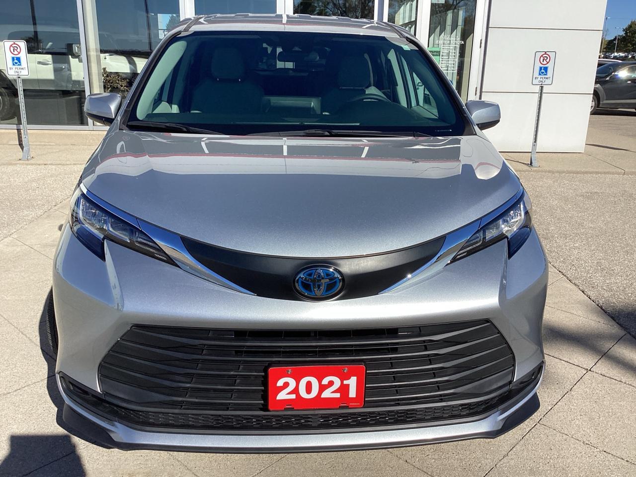 2021 Toyota Sienna LE 8-Passenger FWD Photo