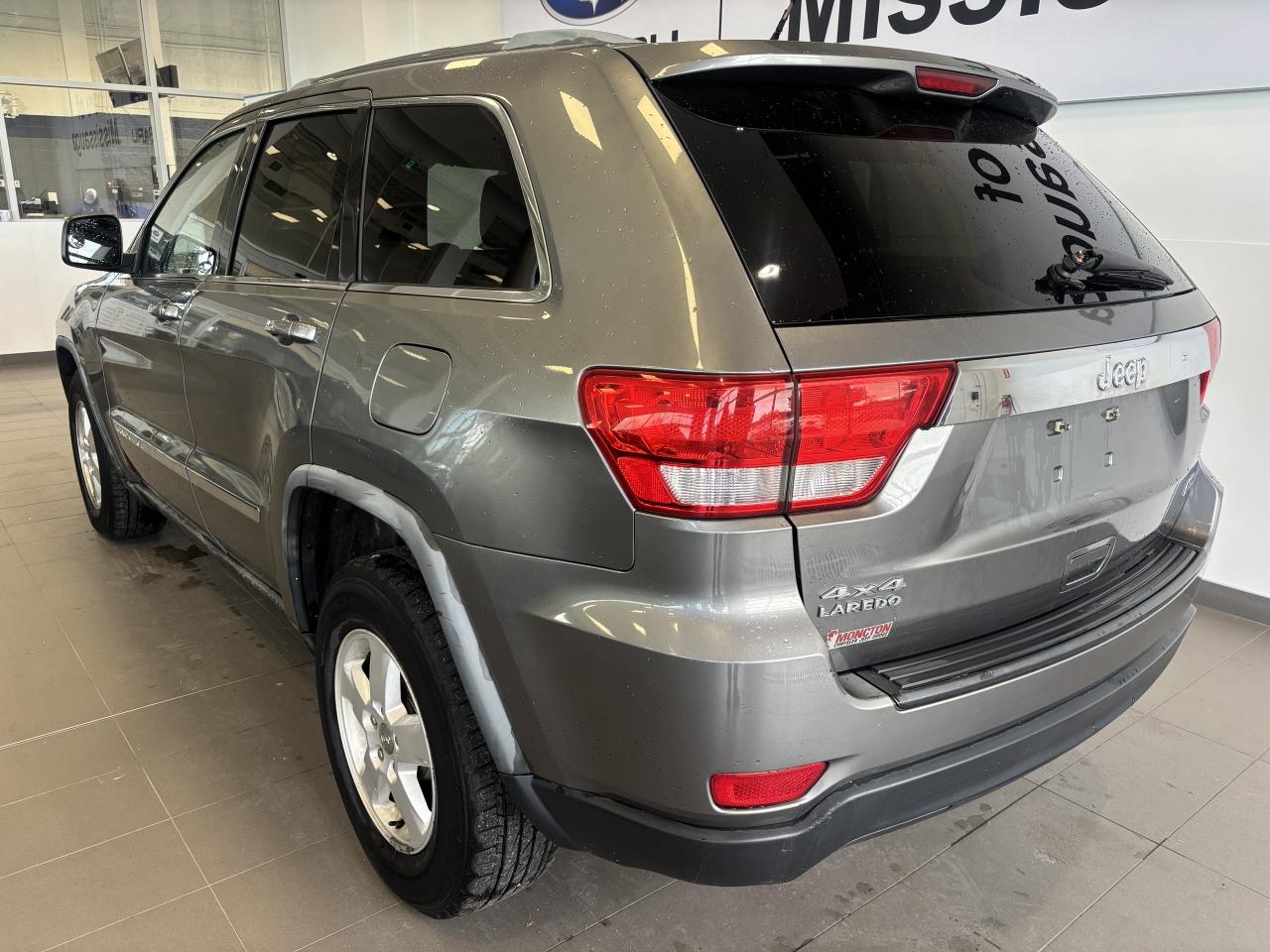 2012 Jeep Grand Cherokee 4WD   LAREDO   PUSH TO START   SOLD AS IS Photo4