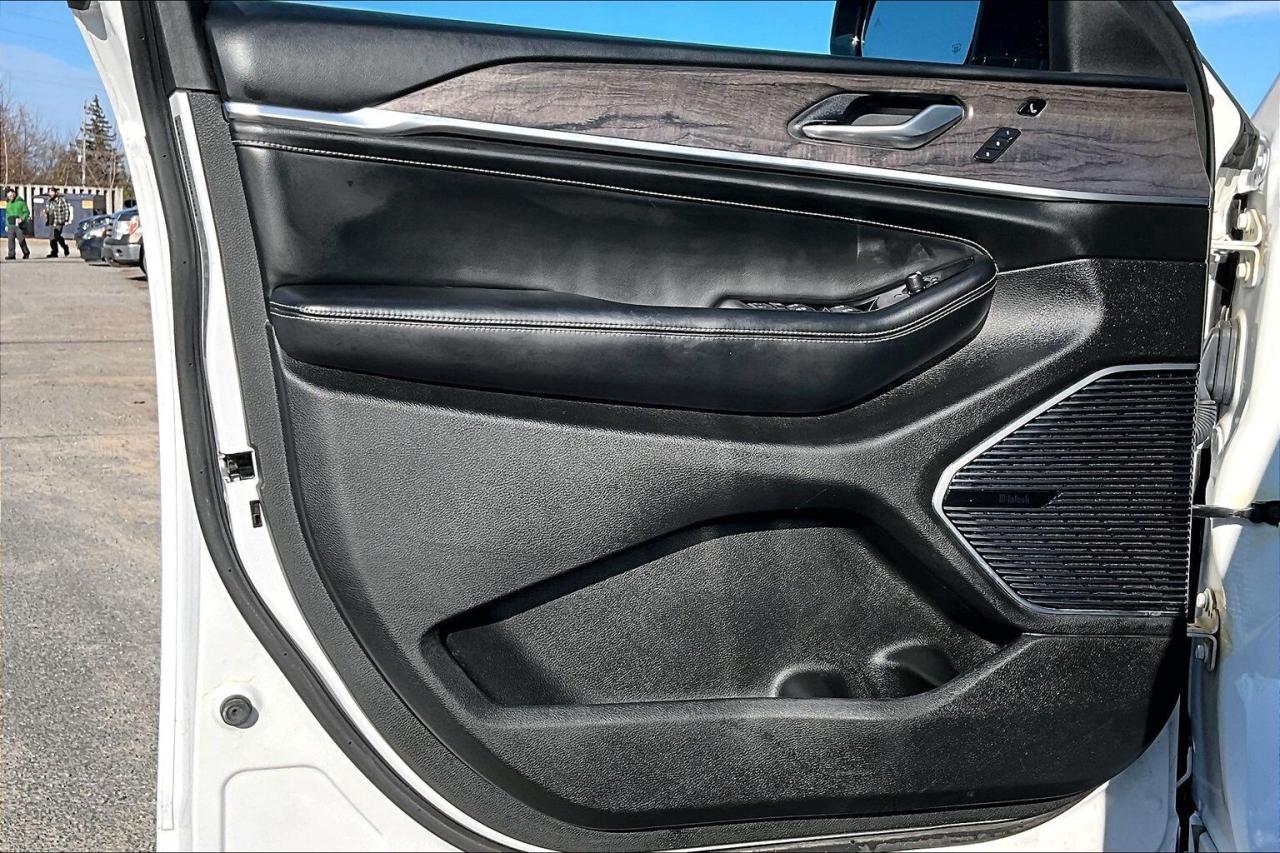 2023 Jeep Grand Cherokee Overland 4WD   Luxury Tech   Rear Seat Video Group Photo