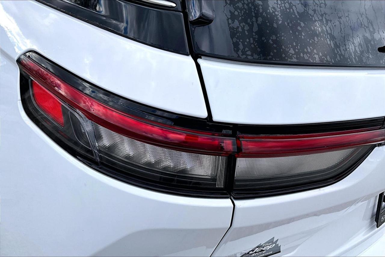 2023 Jeep Grand Cherokee Overland 4WD   Luxury Tech   Rear Seat Video Group Photo