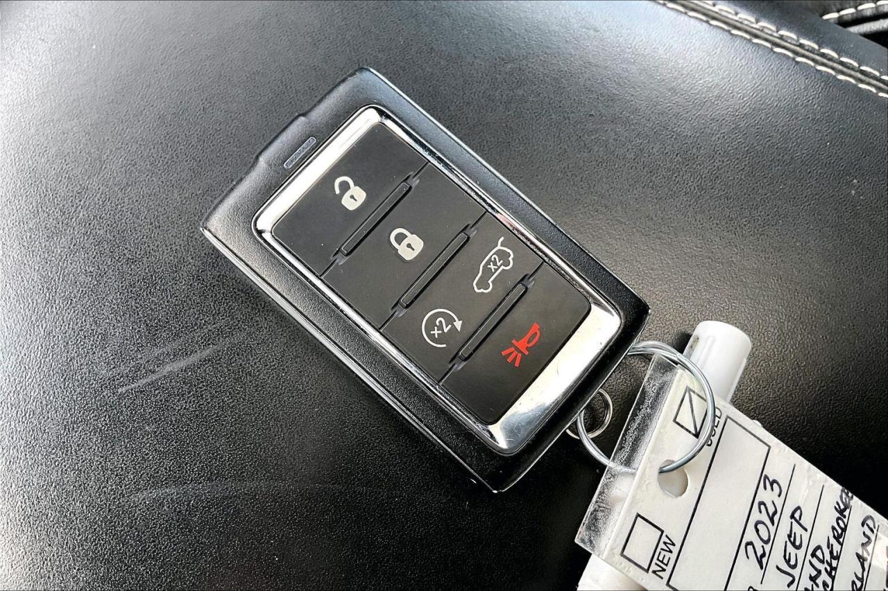 2023 Jeep Grand Cherokee Overland 4WD   Luxury Tech   Rear Seat Video Group Photo