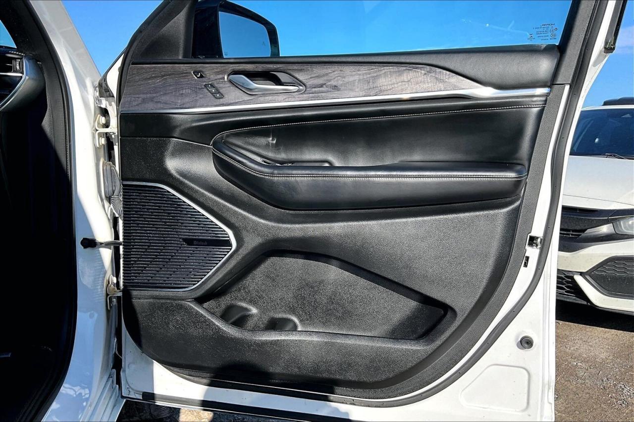 2023 Jeep Grand Cherokee Overland 4WD   Luxury Tech   Rear Seat Video Group Photo