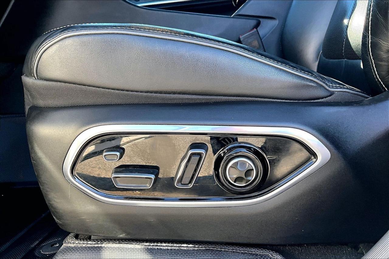 2023 Jeep Grand Cherokee Overland 4WD   Luxury Tech   Rear Seat Video Group Photo