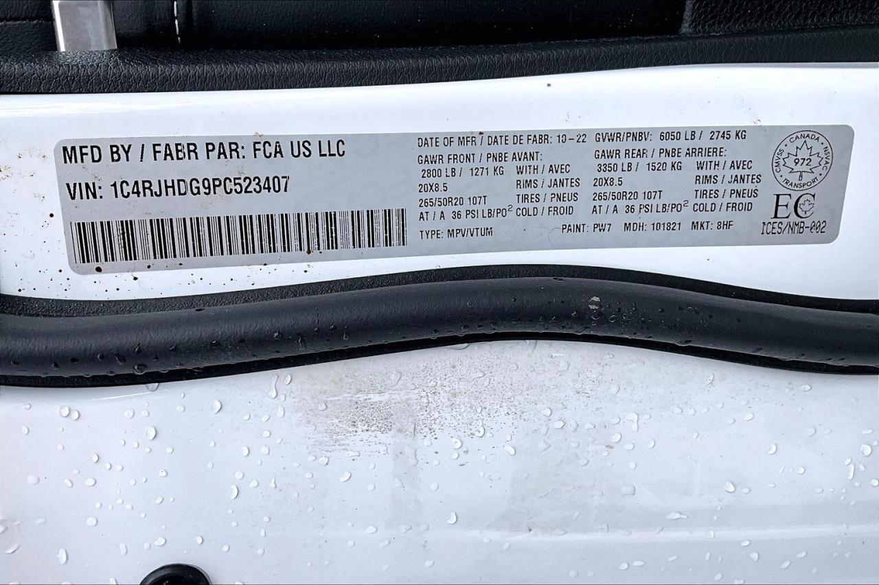 2023 Jeep Grand Cherokee Overland 4WD   Luxury Tech   Rear Seat Video Group Photo