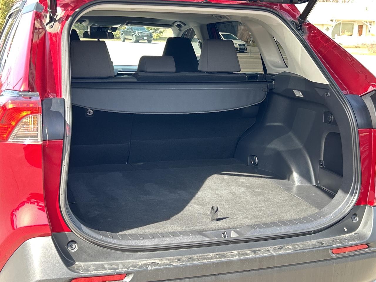 2021 Toyota RAV4 XLE AWD/PWR SUNROOF/PWR LIFT GATE CALL NAPANEE 98K Photo