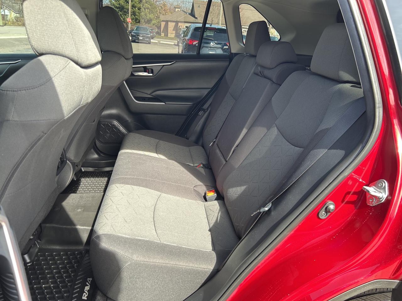 2021 Toyota RAV4 XLE AWD/PWR SUNROOF/PWR LIFT GATE CALL NAPANEE 98K Photo