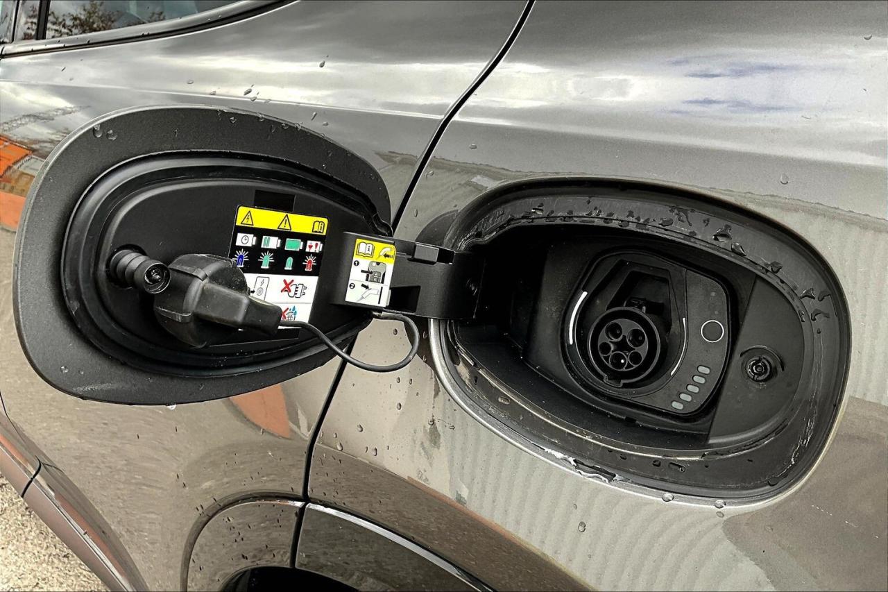 2024 Dodge Hornet PHEV R/T AWD   Track Pack   Heated Seats/Steering Photo