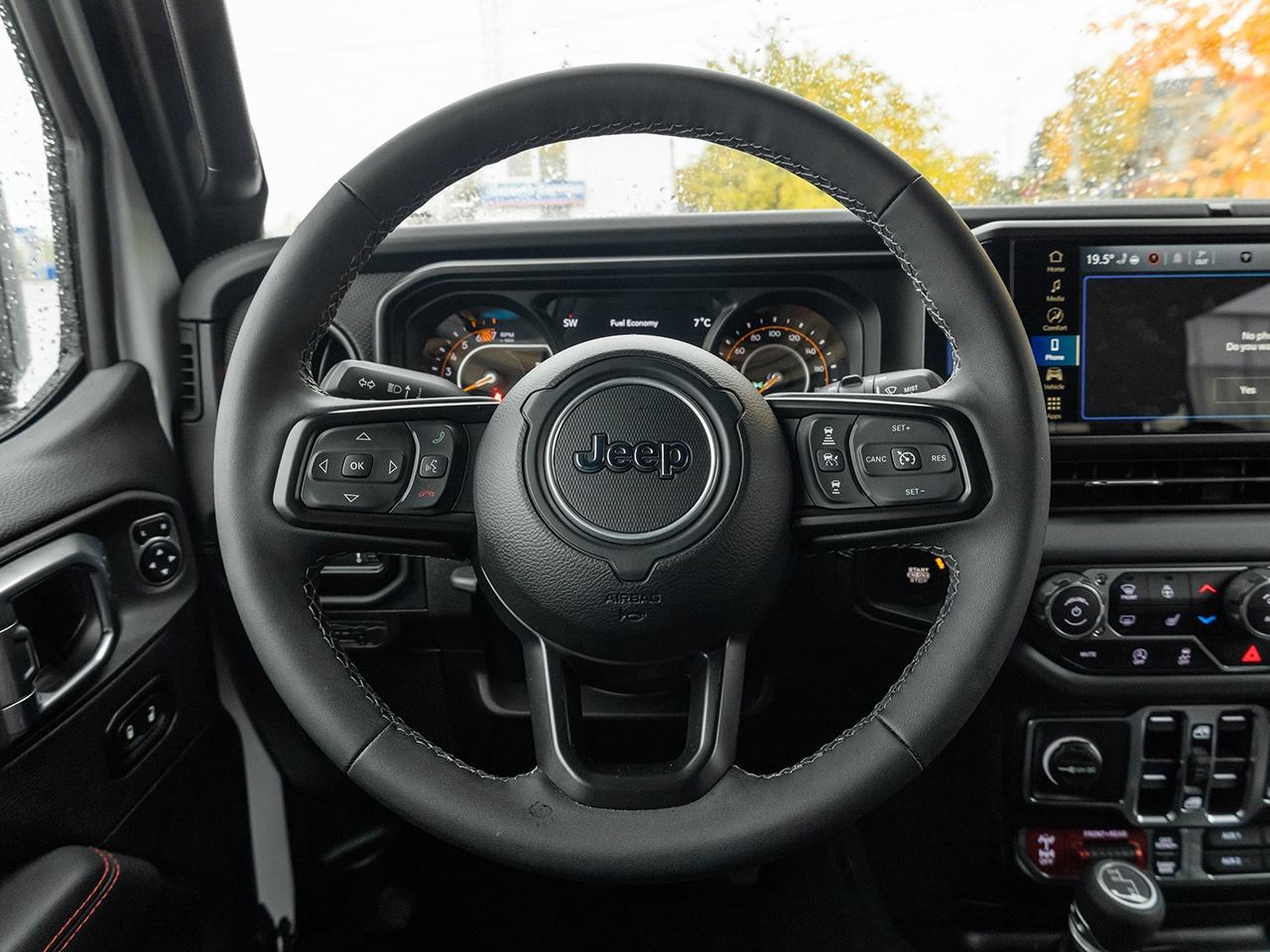 2025 Jeep Wrangler Rubicon 4 Door 4x4  LEATHER  LOW KMS Photo