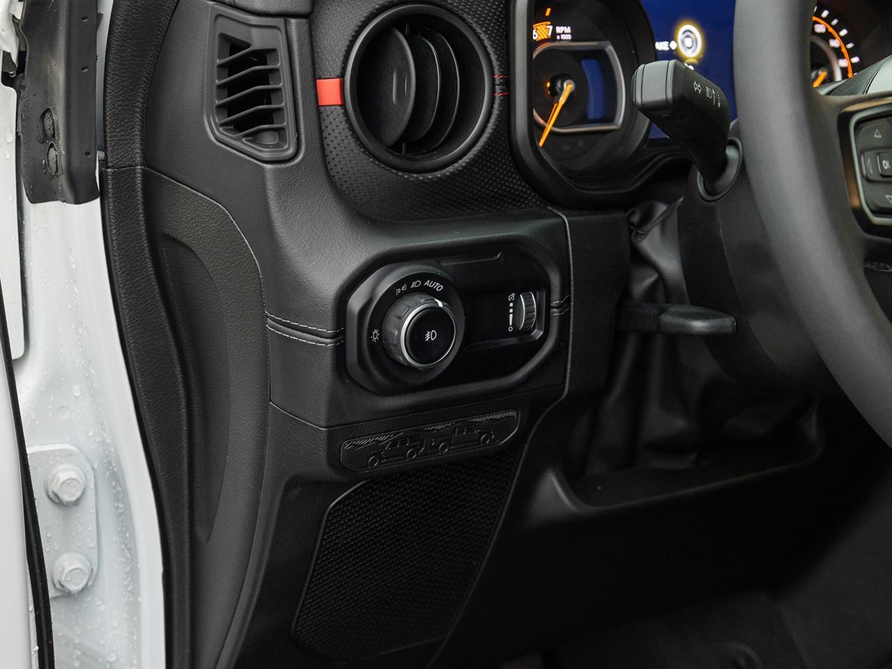 2025 Jeep Wrangler Rubicon 4 Door 4x4  LEATHER  LOW KMS  AUTOMATIC Photo