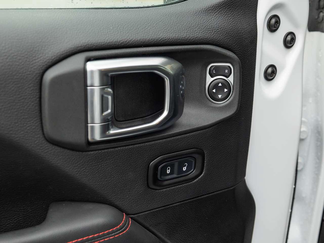 2025 Jeep Wrangler Rubicon 4 Door 4x4  LEATHER  LOW KMS  AUTOMATIC Photo