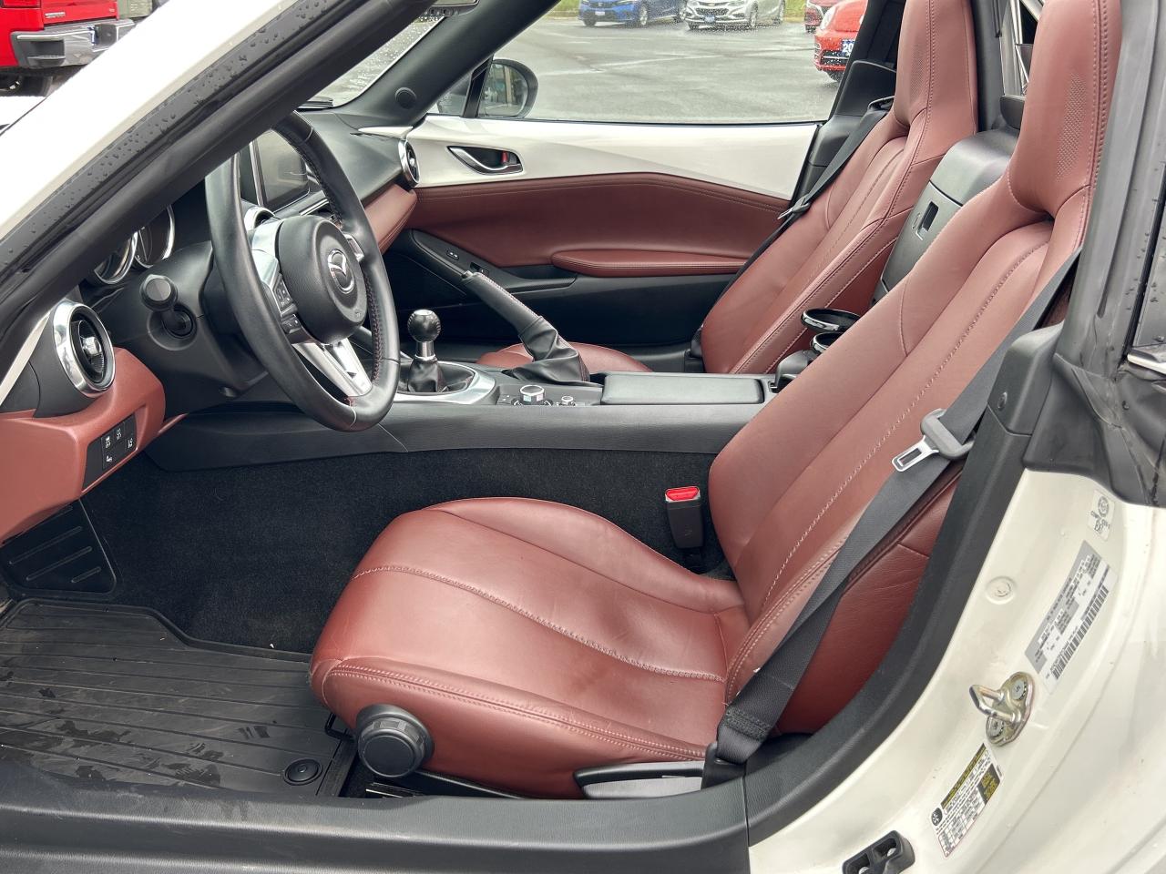 2017 Mazda MX-5 RF GT RF 6-SPEED!! LOW KMS CALL NAPANEE 613-354-2100 Photo