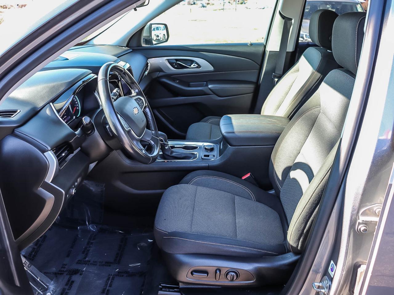 2021 Chevrolet Traverse LT CLOTH   CLEAN   7 PASS.   AWD Photo