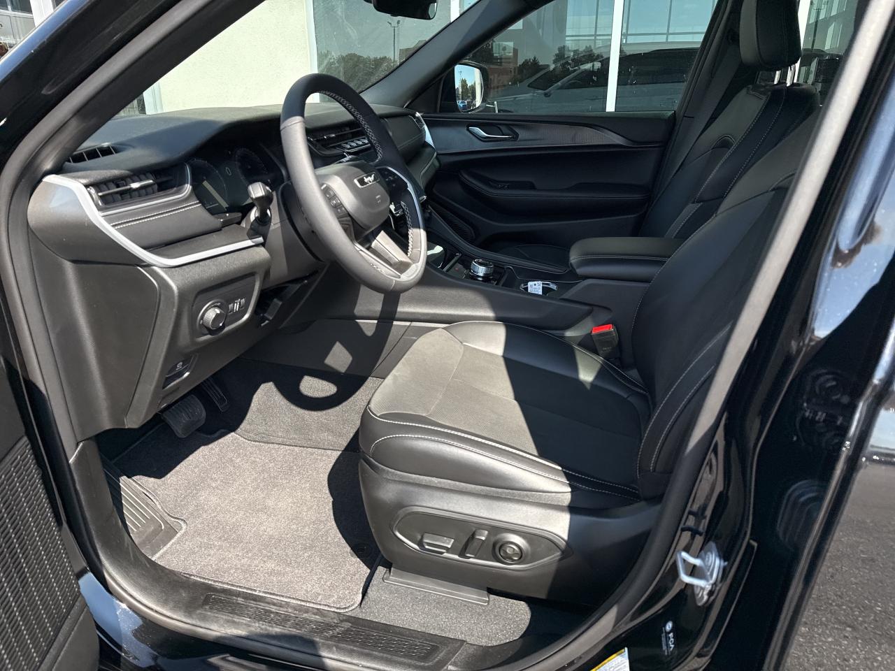 2025 Jeep Grand Cherokee L ALTITUDE Photo