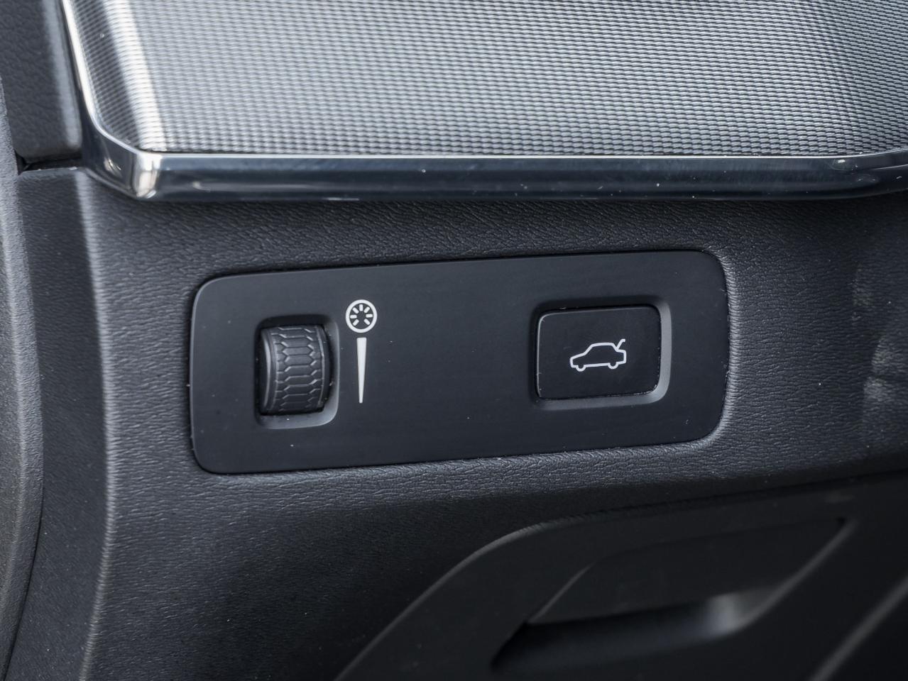 2022 Volvo XC90 T6 AWD R-Design 7-Seater   PANO_ROOF   NAVI Photo