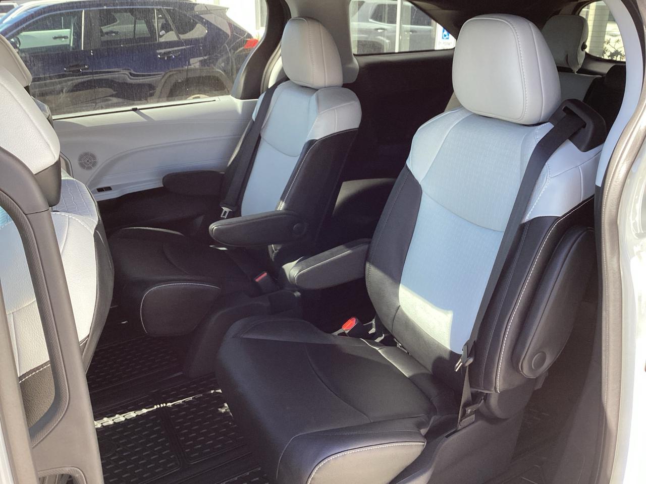 2025 Toyota Sienna XSE 7-Passenger AWD Photo4