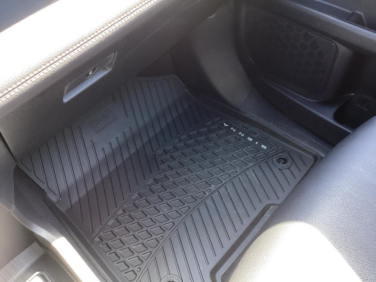 2025 Toyota Sienna XSE 7-Passenger AWD Photo3