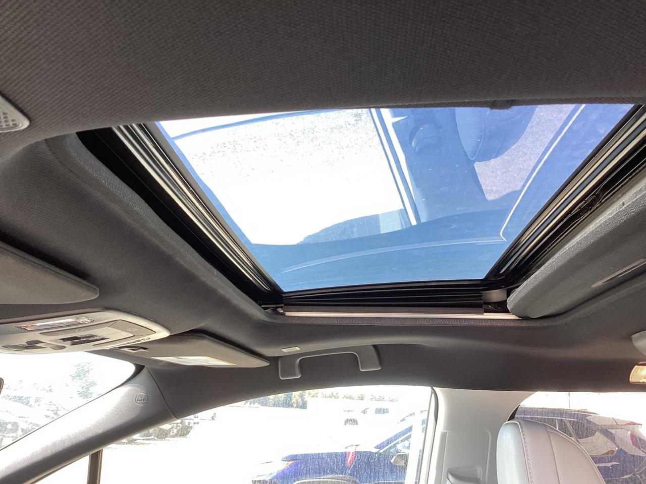 2025 Toyota Sienna XSE 7-Passenger AWD Photo2