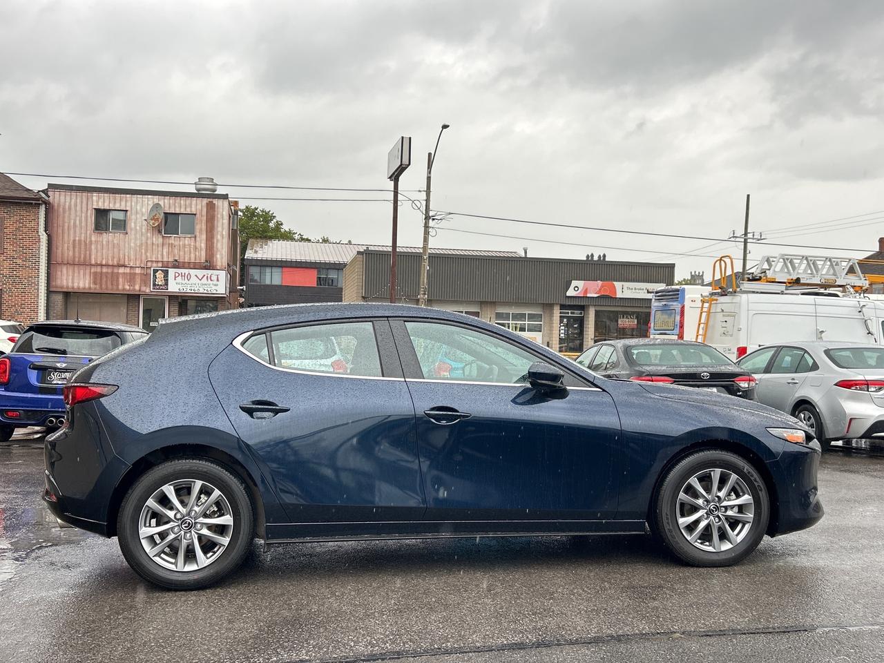 2025 Mazda Mazda3 Sport GS SPORT HATCH/AUTO *CALL BELLEVILLE 613-961-8848 Photo