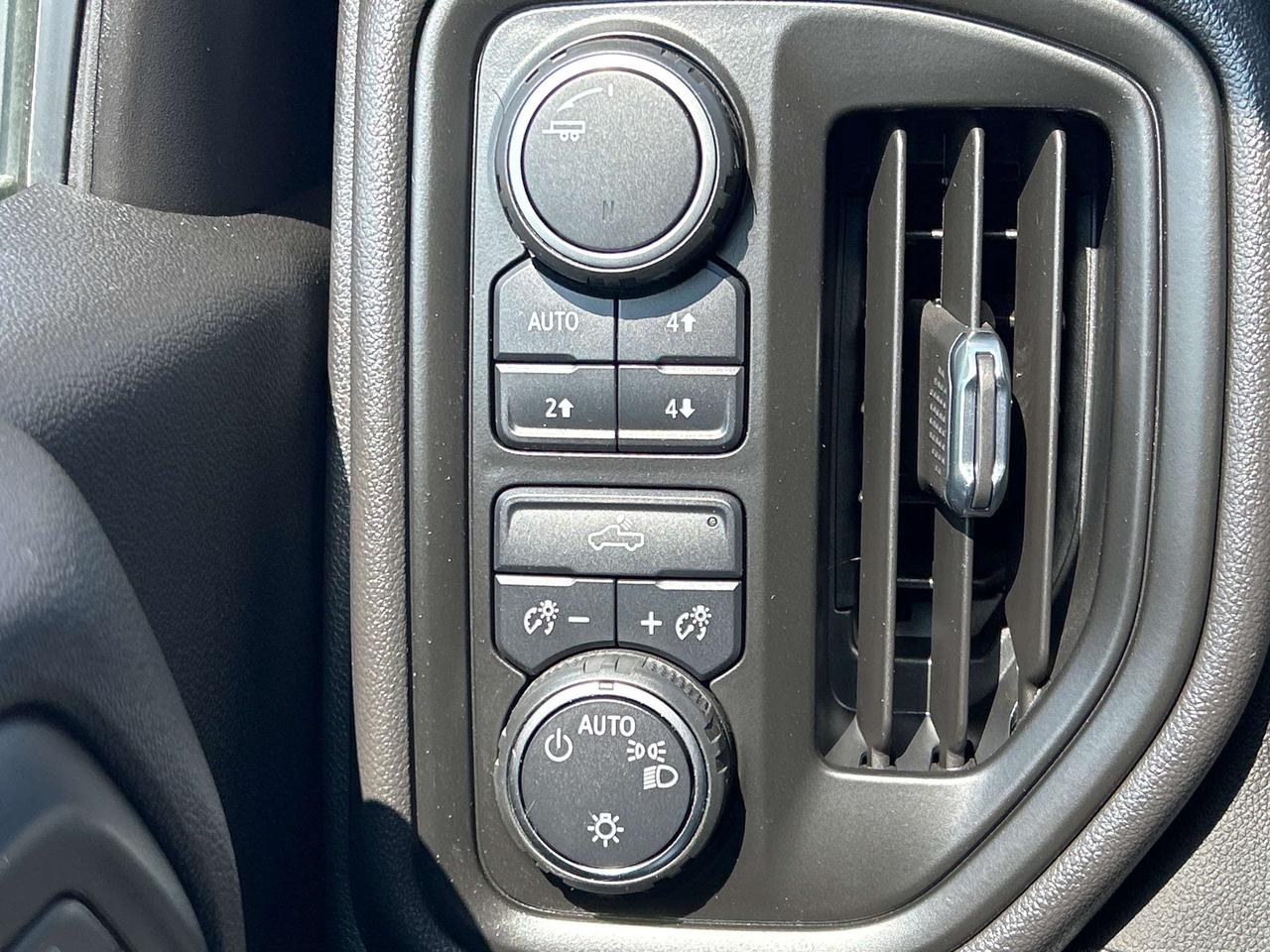 2022 Chevrolet Silverado 1500 Custom Trail Boss  CALL NAPANEE 613-354-2100 Photo