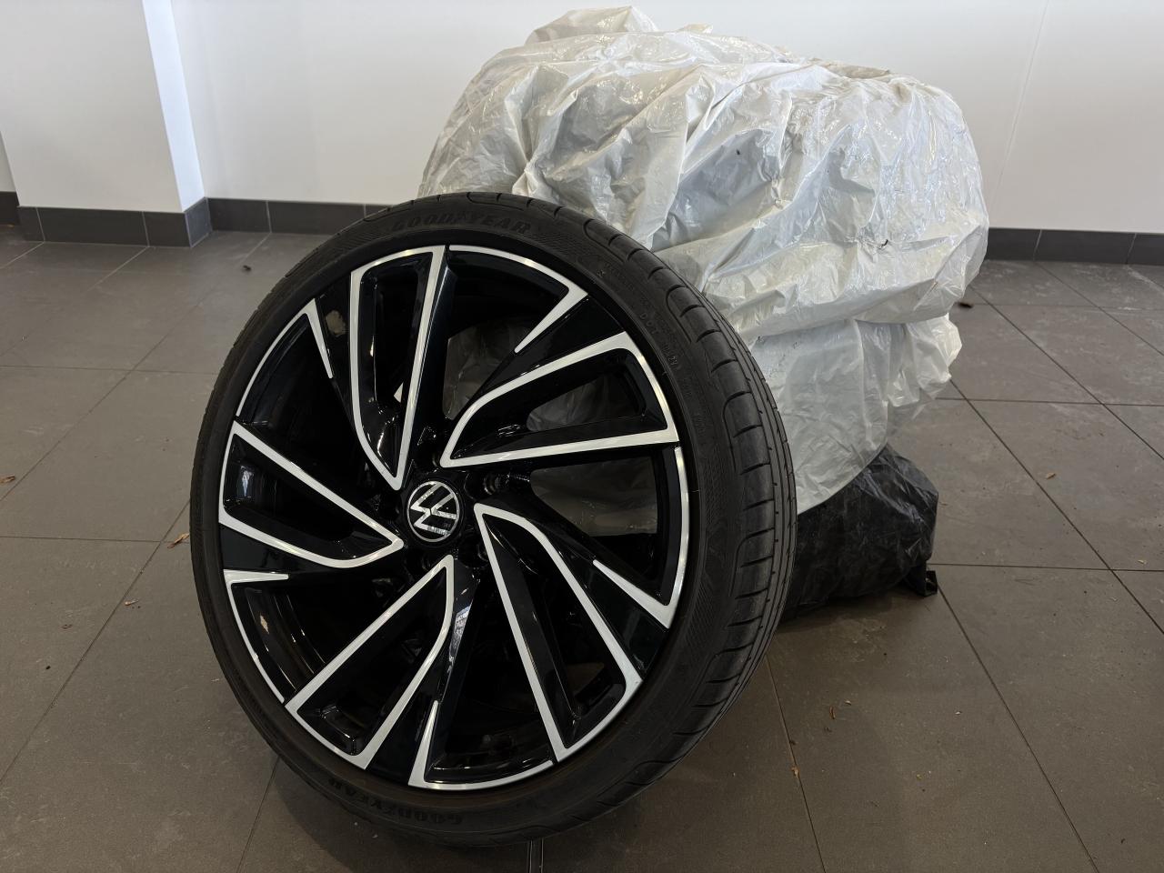 2022 Volkswagen Golf GTI AUTOBAHN!   2 SETS OF TIRES/RIMS   CLEAN CARFAX Photo