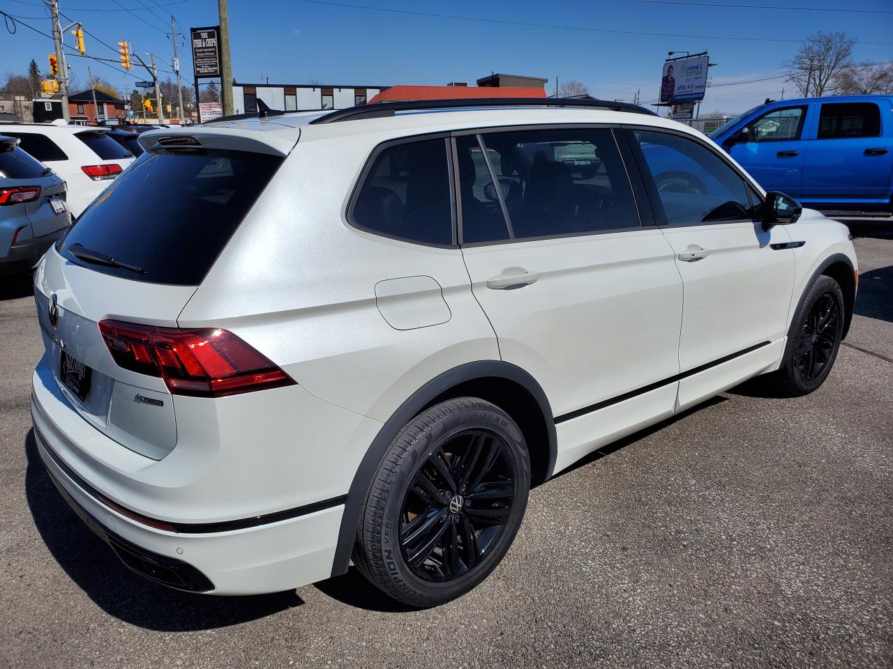 2022 Volkswagen Tiguan Comfortline R-Line Black Edition  **CALL NAPANEE Photo4