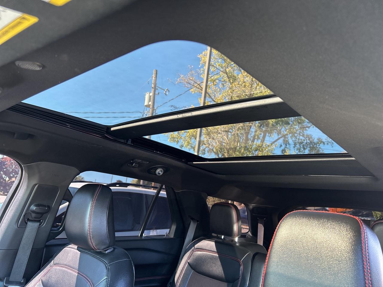 2022 Ford Explorer ST-Line 4X4/LEATHER/NAV/ROOF CALL 613-354-2100 Photo