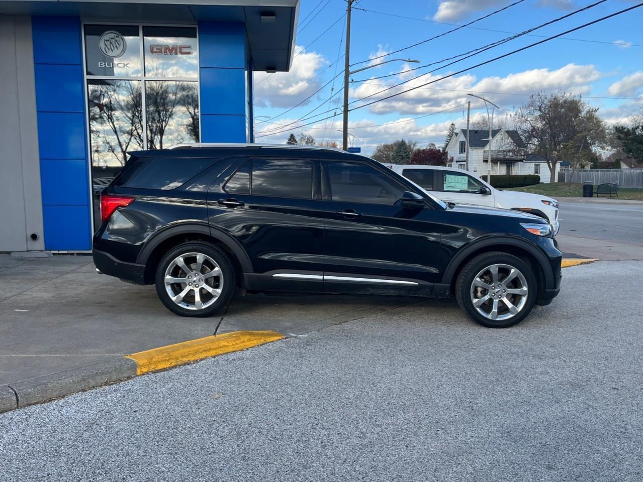 2020 Ford Explorer PLATINUM LOADED LOCAL TRADE! Photo3