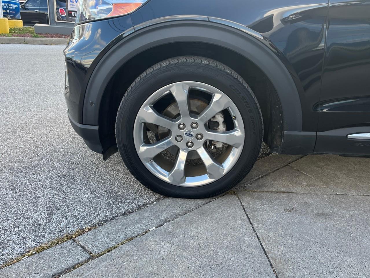 2020 Ford Explorer PLATINUM LOADED LOCAL TRADE! Photo