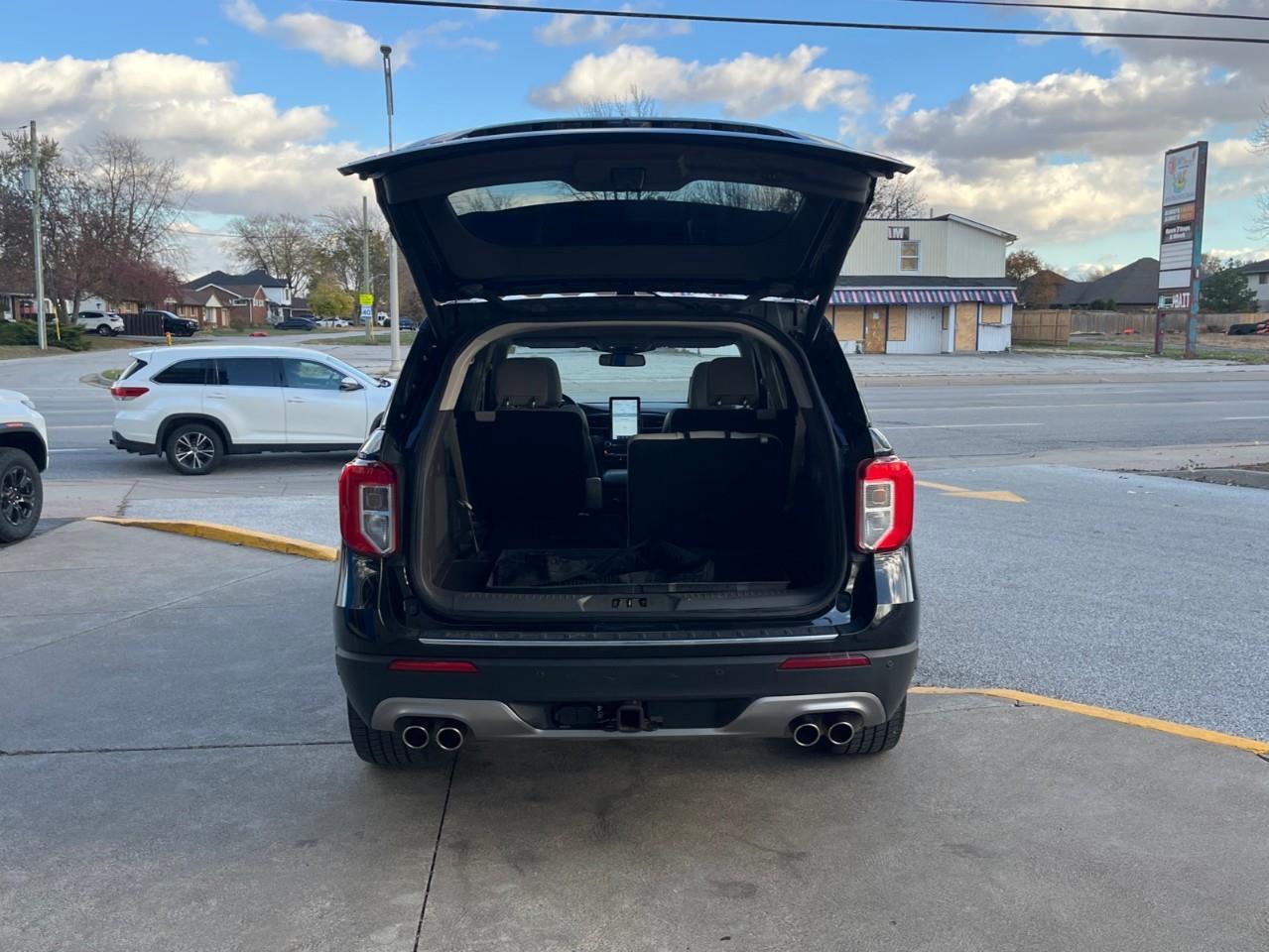 2020 Ford Explorer PLATINUM LOADED LOCAL TRADE! Photo