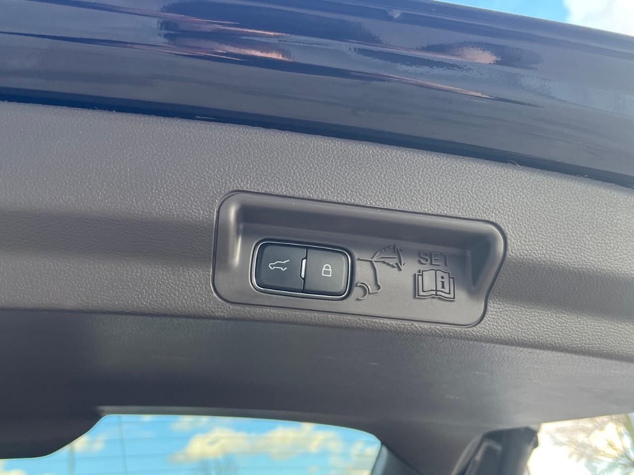 2020 Ford Explorer PLATINUM LOADED LOCAL TRADE! Photo