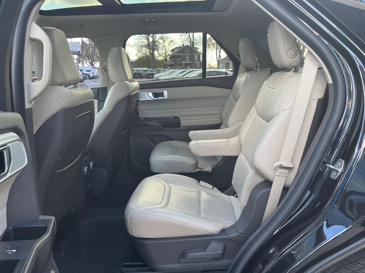 2020 Ford Explorer PLATINUM LOADED LOCAL TRADE! Photo