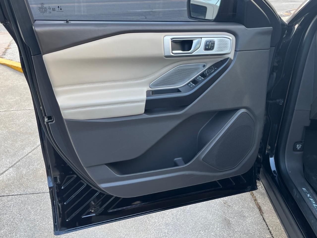 2020 Ford Explorer PLATINUM LOADED LOCAL TRADE! Photo