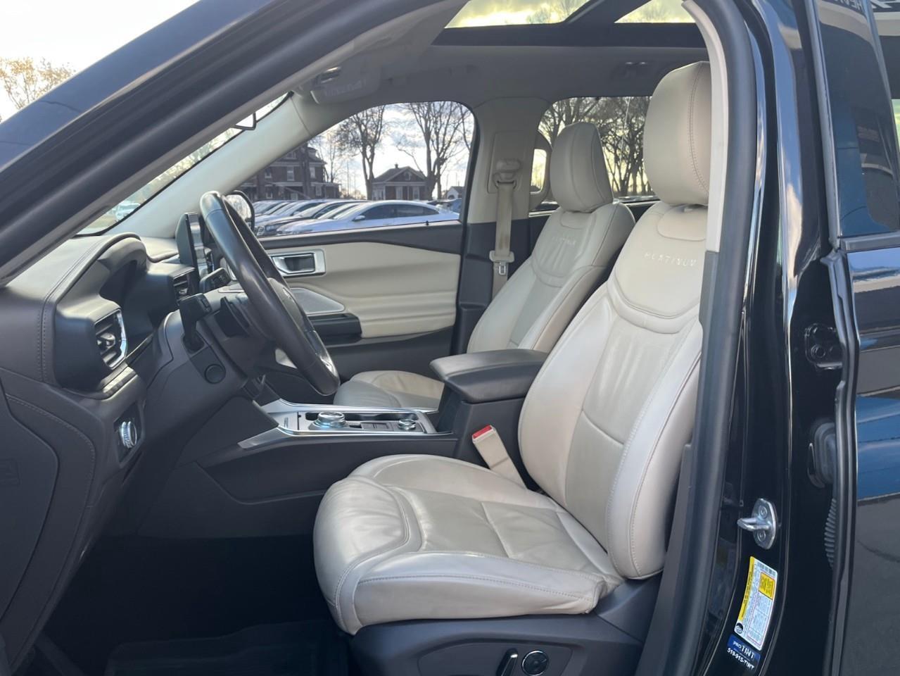 2020 Ford Explorer PLATINUM LOADED LOCAL TRADE! Photo